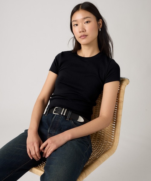 Levi's(リーバイス)の「Levi's/リーバイス エッセンシャル ベビーTシャツ(Tシャツ/カットソー・レディース・ブラック・XS/S/M)」の1枚目の写真