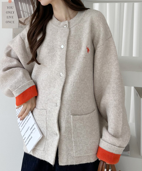 U.S. POLO ASSN.(ユーエスポロアッスン)の「【Ada.別注 U.S. POLO ASSN.】 バイカラー デザイン ニット コーディガン(カーディガン/ボレロ・レディース・グレー/グレイッシュベージュ/ブラック・S/M)」の1枚目の写真