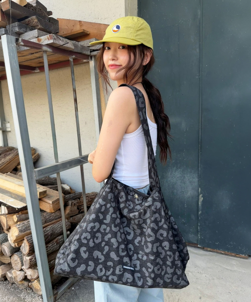 MASMARULEZ（マスマルールズ）の「[INT] Maxi easy shoulder bag_Leopard（ショルダーバッグ・レディース・その他・FREE）」の2枚目の写真