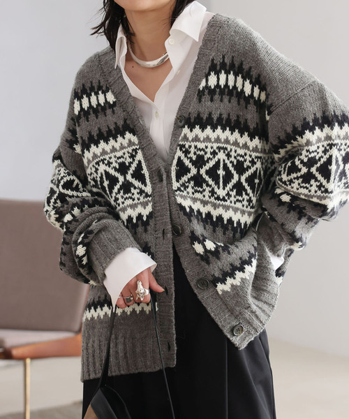 JOURNAL STANDARD(ジャーナルスタンダード)の「HERITAGE ジャガードVネックカーディガン(カーディガン/ボレロ・レディース・チャコールグレー/ブラック・FREE)」の1枚目の写真
