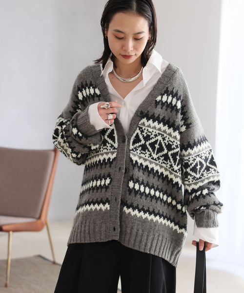 JOURNAL STANDARD(ジャーナルスタンダード)の「HERITAGE ジャガードVネックカーディガン(カーディガン/ボレロ・レディース・チャコールグレー/ブラック・FREE)」の6枚目の写真