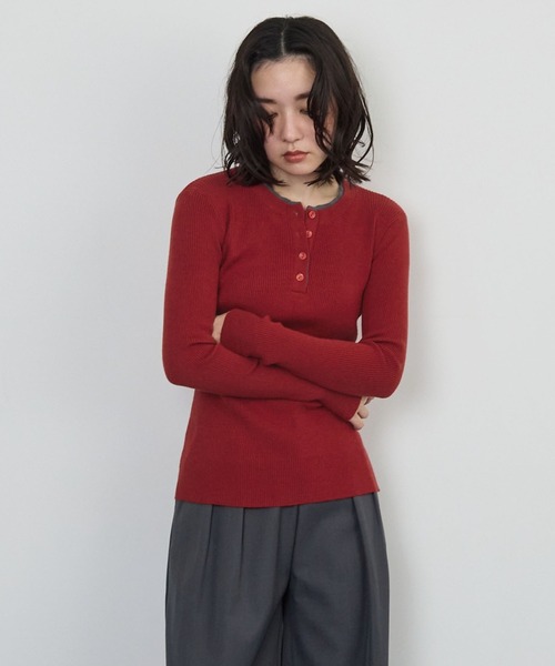 STELLA FISH(ステラフィッシュ)の「ヘンリーネックニットトップス(ニット/セーター・レディース・ブラウン/チャコールグレー/レッド・FREE)」の1枚目の写真