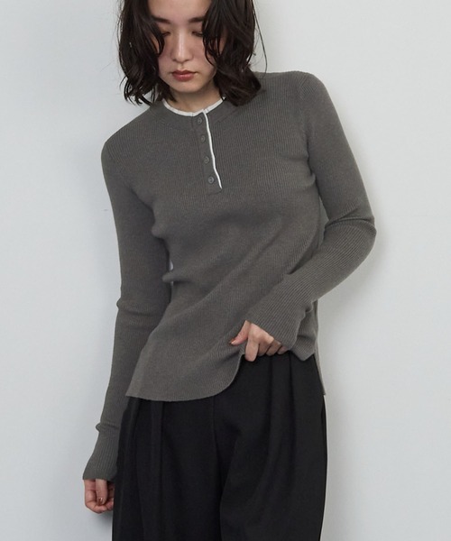 STELLA FISH(ステラフィッシュ)の「ヘンリーネックニットトップス(ニット/セーター・レディース・ブラウン/チャコールグレー/レッド・FREE)」の2枚目の写真