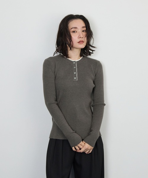 STELLA FISH(ステラフィッシュ)の「ヘンリーネックニットトップス(ニット/セーター・レディース・ブラウン/チャコールグレー/レッド・FREE)」の4枚目の写真