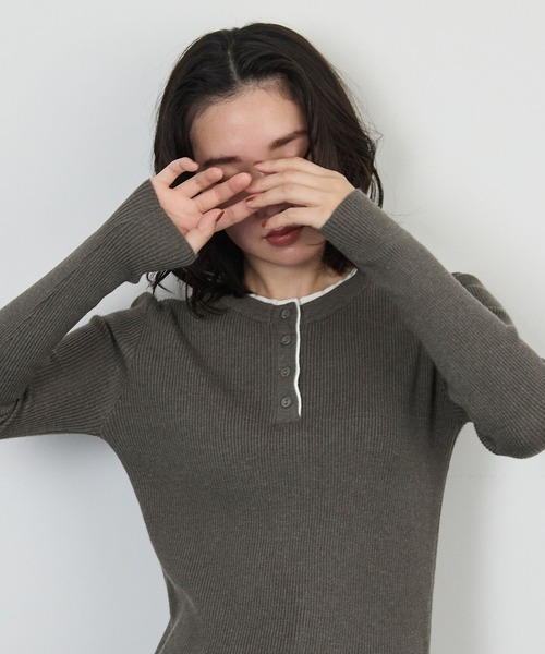 STELLA FISH(ステラフィッシュ)の「ヘンリーネックニットトップス(ニット/セーター・レディース・ブラウン/チャコールグレー/レッド・FREE)」の17枚目の写真