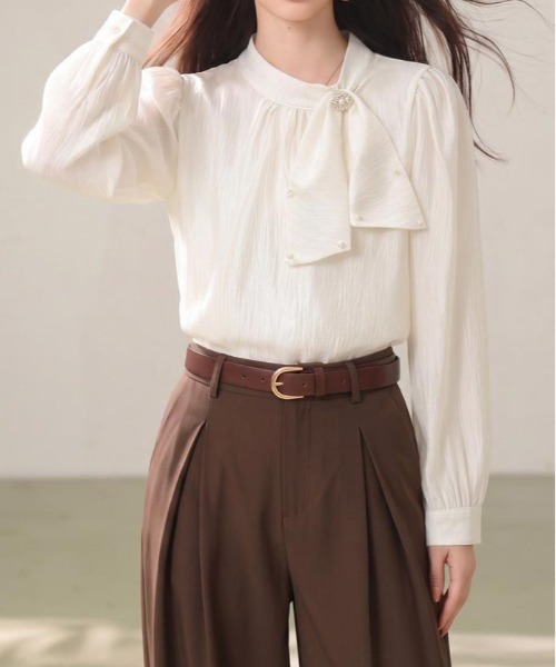 &soiree(アンドソワレ)の「パール付きサイドスカーフ長袖ブラウス(シャツ/ブラウス・レディース・アイボリー・LARGE/MEDIUM/SMALL)」の3枚目の写真