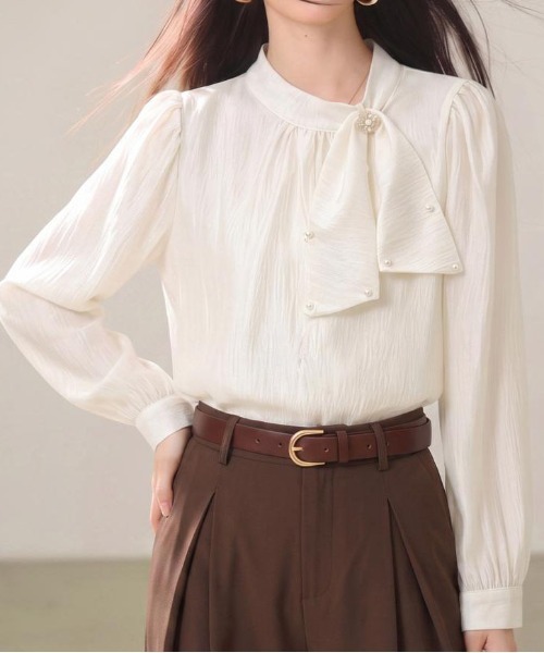 &soiree(アンドソワレ)の「パール付きサイドスカーフ長袖ブラウス(シャツ/ブラウス・レディース・アイボリー・LARGE/MEDIUM/SMALL)」の4枚目の写真