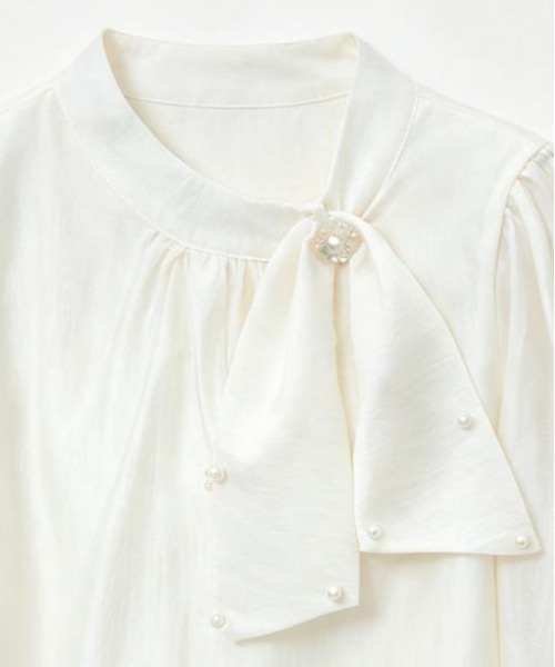 &soiree(アンドソワレ)の「パール付きサイドスカーフ長袖ブラウス(シャツ/ブラウス・レディース・アイボリー・LARGE/MEDIUM/SMALL)」の5枚目の写真