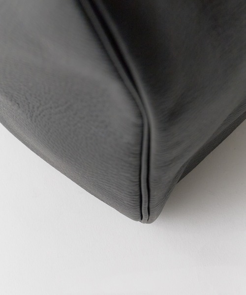 YOUNG&OLSEN The DRYGOODS STORE（ヤングアンドオルセン）の「YOUNG & OLSEN/ヤングアンドオルセン EMBOSSED LEATHER D BOSTON M ボストンバッグ 秋 秋服 2026年秋冬（ボストンバッグ・レディース・ブラック・FREE）」の8枚目の写真