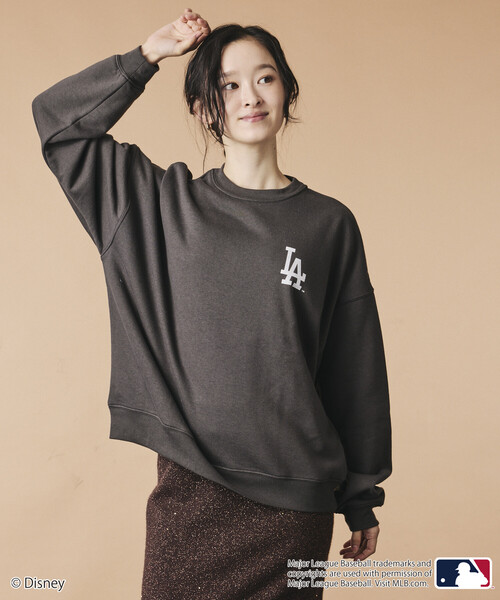 FREAK'S STORE(フリークスストア)の「限定展開 Mickey×Dodgers 別注 ビックシルエット クルーネック スウェット(スウェット・メンズ・ネイビー/チャコールグレー/グレー・MEDIUM/LARGE/SMALL)」の14枚目の写真