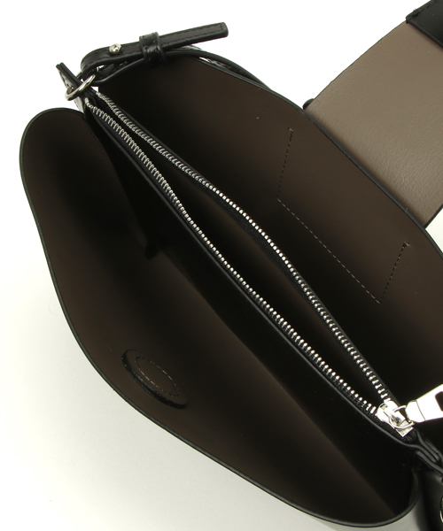 YAHKI（ヤーキ）の「YAHKI（ヤーキ）スクエアショルダーバッグ（ショルダーバッグ・レディース・ベージュ/ネイビー/ブラック/レッド・FREE）」の9枚目の写真