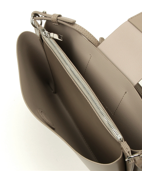 YAHKI（ヤーキ）の「YAHKI（ヤーキ）スクエアショルダーバッグ（ショルダーバッグ・レディース・ベージュ/ネイビー/ブラック/レッド・FREE）」の10枚目の写真