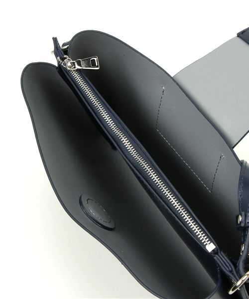 YAHKI（ヤーキ）の「YAHKI（ヤーキ）スクエアショルダーバッグ（ショルダーバッグ・レディース・ベージュ/ネイビー/ブラック/レッド・FREE）」の11枚目の写真