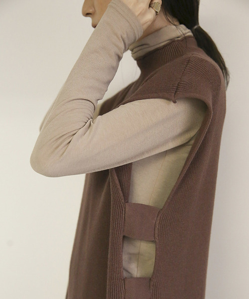 select MOCA（セレクトモカ）の「サイドスリットデザインニットベスト/プチハイネックリブサイドオープンニットロングワンピ（ベスト・レディース・ブラウン/ベージュ/ライトベージュ・FREE）」の18枚目の写真