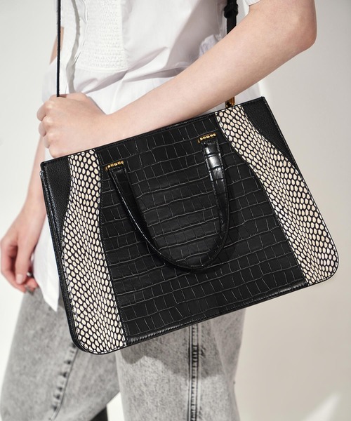 CHARLES & KEITH（チャールズ & キース）の「クロックエフェクト ダブルトップハンドルトートバッグ / Croc-Effect Double Top Handle Tote Bag（トートバッグ・レディース・ブラック/イエロー/オレンジ/ライトブラウン・L）」の5枚目の写真