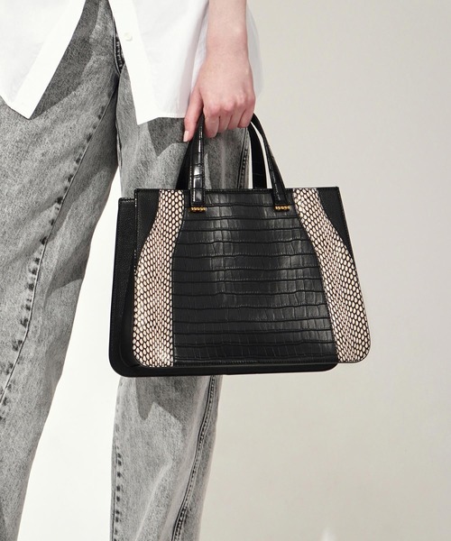 CHARLES & KEITH（チャールズ & キース）の「クロックエフェクト ダブルトップハンドルトートバッグ / Croc-Effect Double Top Handle Tote Bag（トートバッグ・レディース・ブラック/イエロー/オレンジ/ライトブラウン・L）」の9枚目の写真