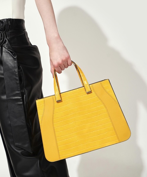 CHARLES & KEITH（チャールズ & キース）の「クロックエフェクト ダブルトップハンドルトートバッグ / Croc-Effect Double Top Handle Tote Bag（トートバッグ・レディース・ブラック/イエロー/オレンジ/ライトブラウン・L）」の18枚目の写真