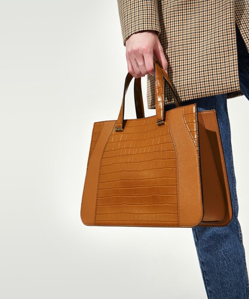 CHARLES & KEITH（チャールズ & キース）の「クロックエフェクト ダブルトップハンドルトートバッグ / Croc-Effect Double Top Handle Tote Bag（トートバッグ・レディース・ブラック/イエロー/オレンジ/ライトブラウン・L）」の12枚目の写真