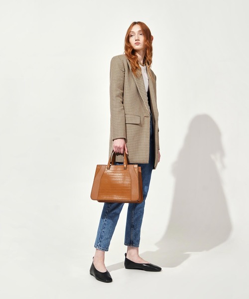 CHARLES & KEITH（チャールズ & キース）の「クロックエフェクト ダブルトップハンドルトートバッグ / Croc-Effect Double Top Handle Tote Bag（トートバッグ・レディース・ブラック/イエロー/オレンジ/ライトブラウン・L）」の16枚目の写真