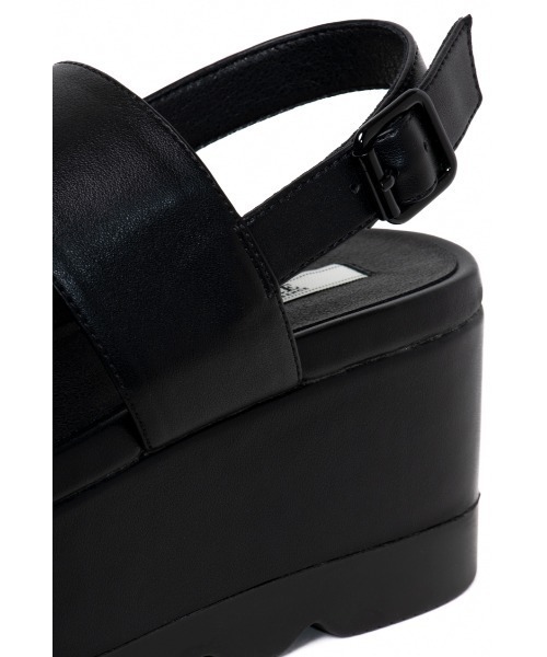 R&E（アールアンドイー）の「【R&E】厚底シャークソールWストラップサンダル（サンダル・レディース・ホワイト/ブラック・S/M/L）」の8枚目の写真