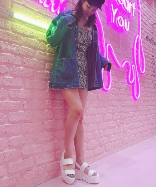 R&E（アールアンドイー）の「【R&E】厚底シャークソールWストラップサンダル（サンダル・レディース・ホワイト/ブラック・S/M/L）」の5枚目の写真