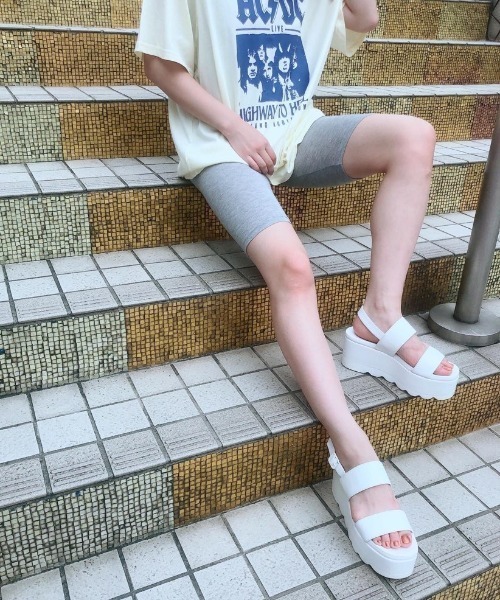 R&E（アールアンドイー）の「【R&E】厚底シャークソールWストラップサンダル（サンダル・レディース・ホワイト/ブラック・S/M/L）」の7枚目の写真