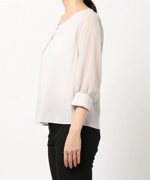 Rewde（ルゥデ）の「胸元ﾊﾞｰ付袖ｼﾌｫﾝﾌﾞﾗｳｽ（0R13-8200313）（シャツ/ブラウス）」 - WEAR
