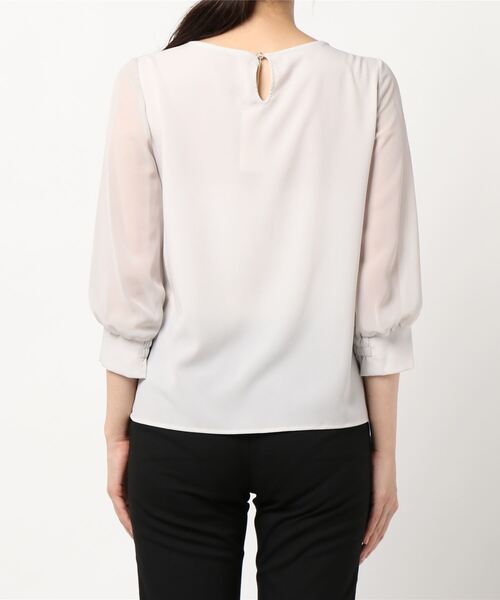 Rewde（ルゥデ）の「胸元ﾊﾞｰ付袖ｼﾌｫﾝﾌﾞﾗｳｽ（0R13-8200313）（シャツ/ブラウス）」 - WEAR