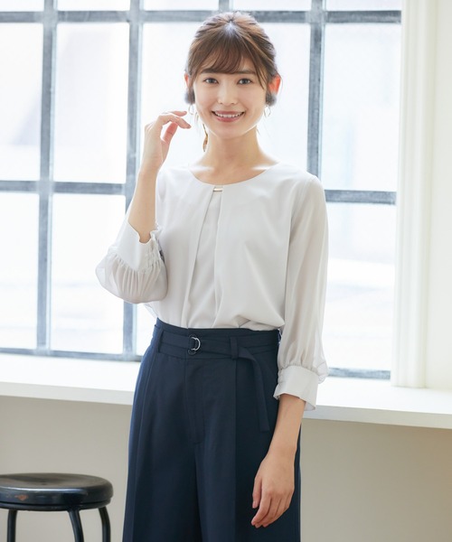 Rewde（ルゥデ）の「胸元ﾊﾞｰ付袖ｼﾌｫﾝﾌﾞﾗｳｽ（0R13-8200313）（シャツ/ブラウス）」 - WEAR