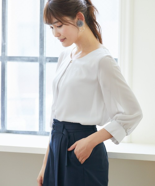 Rewde（ルゥデ）の「胸元ﾊﾞｰ付袖ｼﾌｫﾝﾌﾞﾗｳｽ（0R13-8200313）（シャツ/ブラウス）」 - WEAR