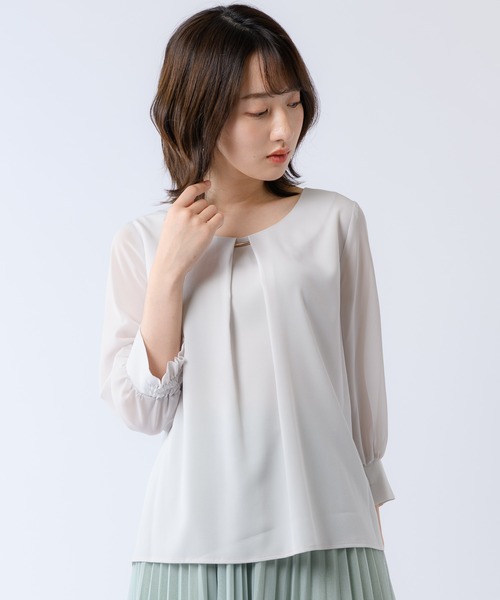 Rewde（ルゥデ）の「胸元ﾊﾞｰ付袖ｼﾌｫﾝﾌﾞﾗｳｽ（0R13-8200313）（シャツ/ブラウス）」 - WEAR