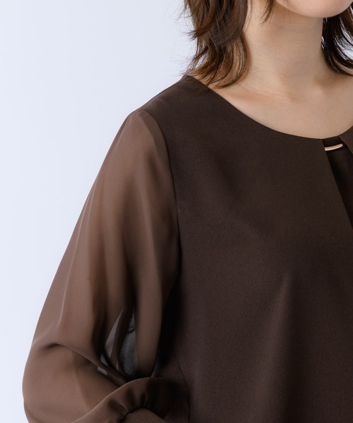 Rewde（ルゥデ）の「胸元ﾊﾞｰ付袖ｼﾌｫﾝﾌﾞﾗｳｽ（0R13-8200313）（シャツ/ブラウス）」 - WEAR
