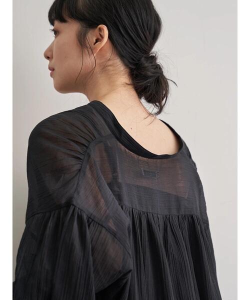 earth music&ecology(アースミュージックアンドエコロジー)の「【WEB限定】Vネックギャザーブラウス *(シャツ/ブラウス・レディース・ブラック/オフホワイト/ミント/ライトベージュ・FREE)」の14枚目の写真