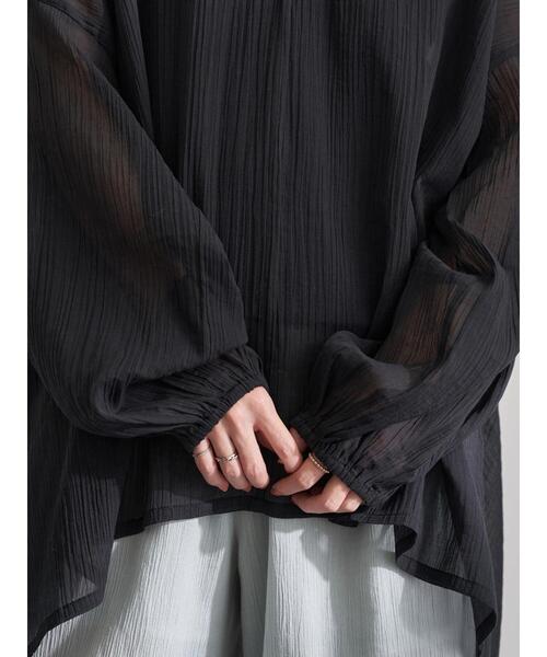 earth music&ecology(アースミュージックアンドエコロジー)の「【WEB限定】Vネックギャザーブラウス *(シャツ/ブラウス・レディース・ブラック/オフホワイト/ミント/ライトベージュ・FREE)」の16枚目の写真