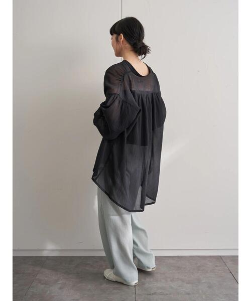 earth music&ecology(アースミュージックアンドエコロジー)の「【WEB限定】Vネックギャザーブラウス *(シャツ/ブラウス・レディース・ブラック/オフホワイト/ミント/ライトベージュ・FREE)」の20枚目の写真