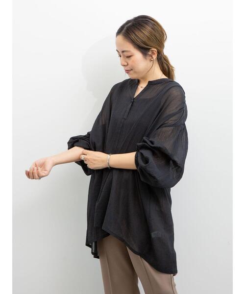 earth music&ecology(アースミュージックアンドエコロジー)の「【WEB限定】Vネックギャザーブラウス *(シャツ/ブラウス・レディース・ブラック/オフホワイト/ミント/ライトベージュ・FREE)」の22枚目の写真