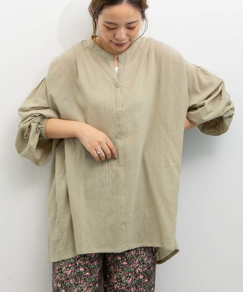 earth music&ecology(アースミュージックアンドエコロジー)の「【WEB限定】Vネックギャザーブラウス *(シャツ/ブラウス・レディース・ブラック/オフホワイト/ミント/ライトベージュ・FREE)」の4枚目の写真