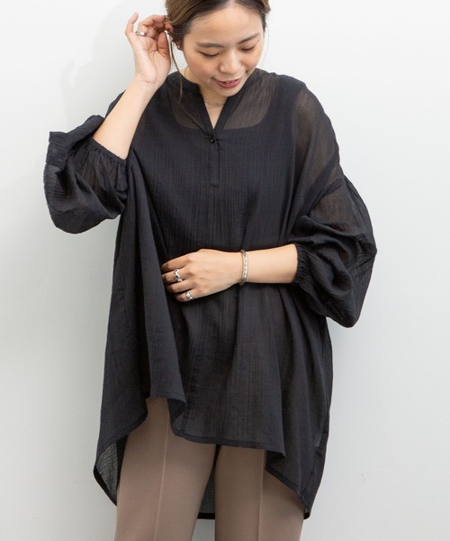 earth music&ecology(アースミュージックアンドエコロジー)の「【WEB限定】Vネックギャザーブラウス *(シャツ/ブラウス・レディース・ブラック/オフホワイト/ミント/ライトベージュ・FREE)」の2枚目の写真