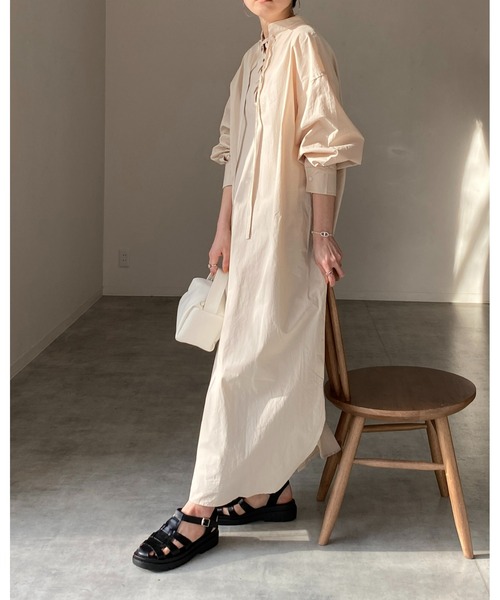 She's Closet（シーズクローゼット）の「スタンドカラー編み上げレースアップ長袖ロングシャツワンピース【低身長向け/高身長向けサイズ有】（シャツワンピース・レディース・ホワイト/ベージュ/ラベンダー/ブラック・FREE/SHORT/TALL）」の7枚目の写真