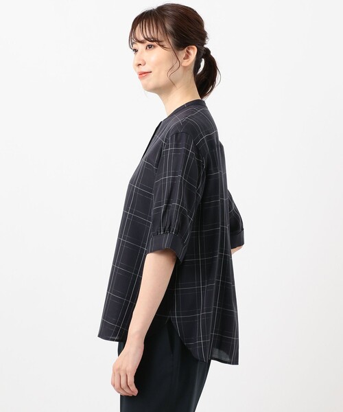 J.PRESS(ジェイプレス)の「【洗える】キュプラストライプ&チェック バンドカラー ブラウス(シャツ/ブラウス・レディース・ホワイト系3/ネイビー系1/ネイビー系3・T13/T15)」の7枚目の写真