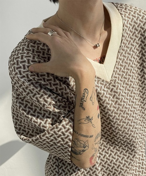 WESTBOY（ウエストボーイ）の「【WB ORIGINALS】V-neck Knit T-shirt in Original Jacquard WO21S306TP（ニット/セーター・メンズ・ブラック/ブラウン・M/L/XL）」の2枚目の写真