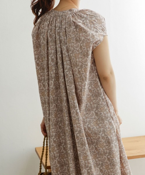 URBAN RESEARCH DOORS（アーバンリサーチドアーズ）の「コットンプリントギャザーワンピース（ワンピース・レディース・ブラック/オフホワイト/ブルー・ONE）」の4枚目の写真