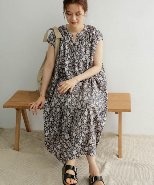 URBAN RESEARCH DOORS（アーバンリサーチドアーズ）の「コットンプリントギャザーワンピース（ワンピース・レディース・ブラック/オフホワイト/ブルー・ONE）」の16枚目の写真