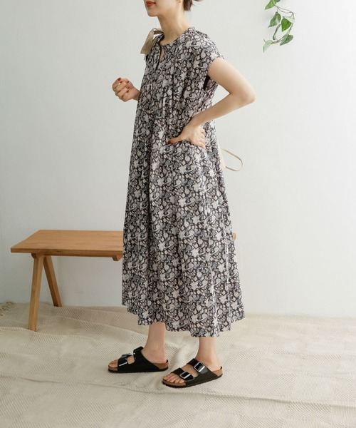 URBAN RESEARCH DOORS（アーバンリサーチドアーズ）の「コットンプリントギャザーワンピース（ワンピース・レディース・ブラック/オフホワイト/ブルー・ONE）」の12枚目の写真