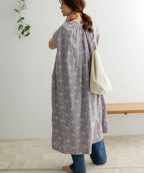 URBAN RESEARCH DOORS（アーバンリサーチドアーズ）の「コットンプリントギャザーワンピース（ワンピース・レディース・ブラック/オフホワイト/ブルー・ONE）」の8枚目の写真