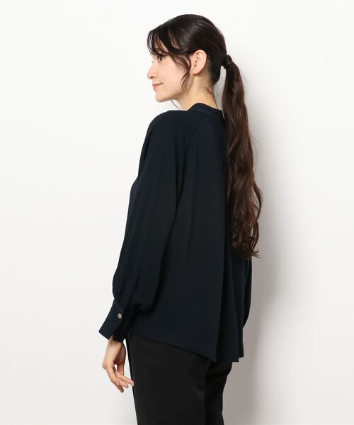 INED（イネド）の「《INED30th×エディター三尋木奈保》ふんわり袖とろみブラウス（シャツ/ブラウス・レディース・ベージュ/ネイビー/サンドグレー/モカ・9号/5号）」の6枚目の写真