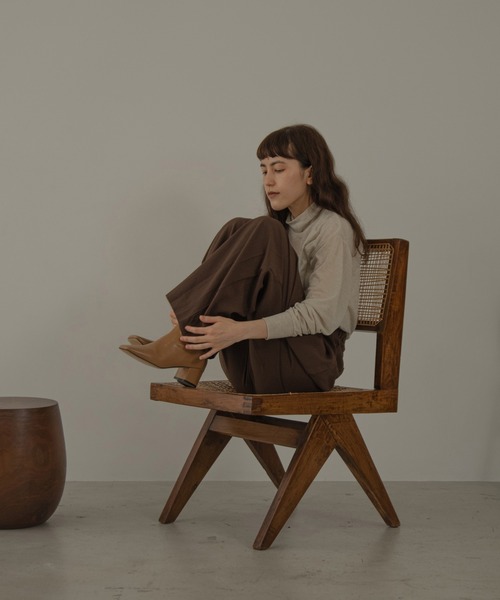 lawgy(ラウジー)の「soft square chunky heel boots(ブーツ・レディース・ブラック/ベージュ/ブラウン/アイボリー・S/M/L)」の1枚目の写真