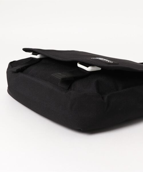 EASTPAK(イーストパック )の「【EASTPAK/イーストパック】メッセンジャーバッグ ”YOUNGSTER” ヤングスター(メッセンジャーバッグ・メンズ・ブラック/スミクロ・FREE)」の4枚目の写真