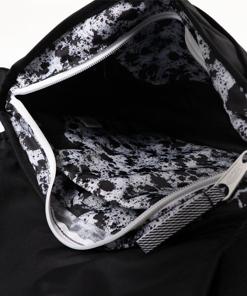 EASTPAK(イーストパック )の「【EASTPAK/イーストパック】メッセンジャーバッグ ”YOUNGSTER” ヤングスター(メッセンジャーバッグ・メンズ・ブラック/スミクロ・FREE)」の6枚目の写真