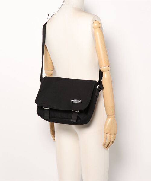 EASTPAK(イーストパック )の「【EASTPAK/イーストパック】メッセンジャーバッグ ”YOUNGSTER” ヤングスター(メッセンジャーバッグ・メンズ・ブラック/スミクロ・FREE)」の3枚目の写真